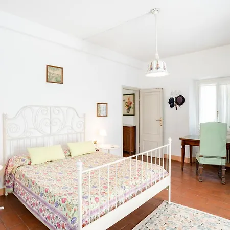 Bright Surrounded By Greenery With Parking & Shared Pool Villa Guardia