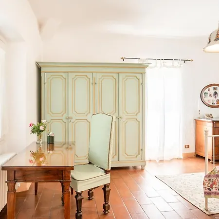 아파트 Bright Surrounded By Greenery With Parking & Shared Pool Villa Guardia