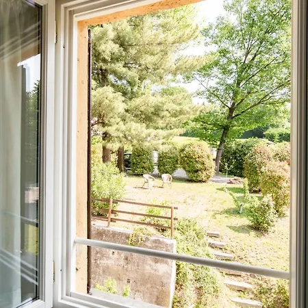 아파트 Bright Surrounded By Greenery With Parking & Shared Pool