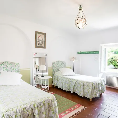 Bright Surrounded By Greenery With Parking & Shared Pool 아파트 Villa Guardia