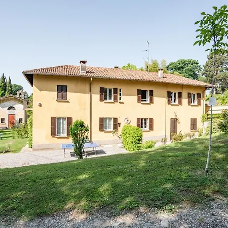 Bright Surrounded By Greenery With Parking & Shared Pool Villa Guardia