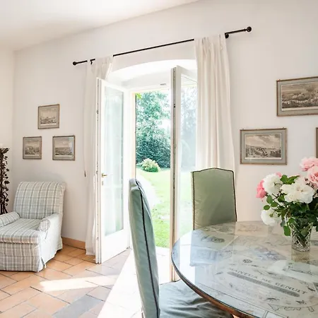 Bright Surrounded By Greenery With Parking & Shared Pool 아파트 Villa Guardia